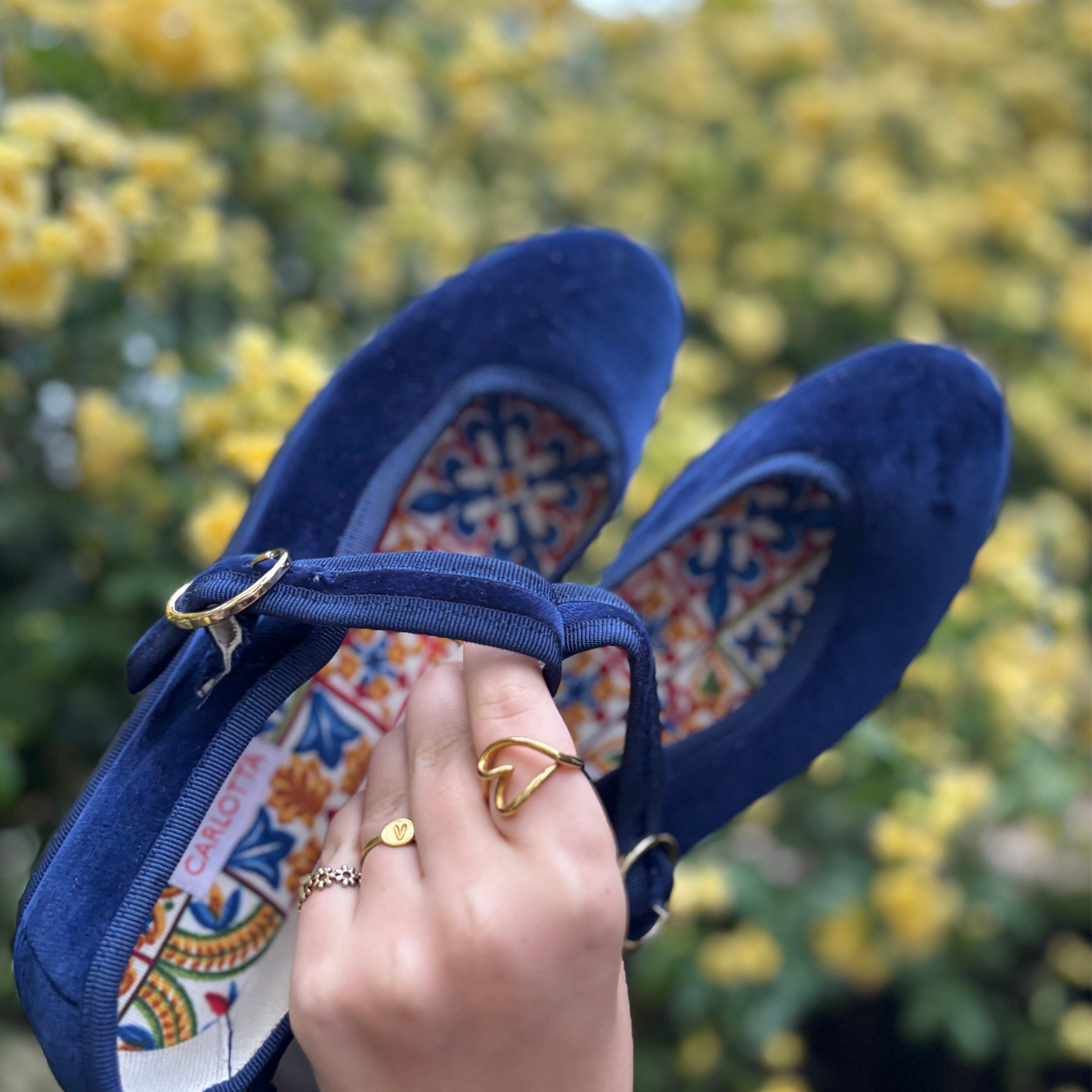 Detalle de la hebilla metálica de la Mary Jane Azul Marino.