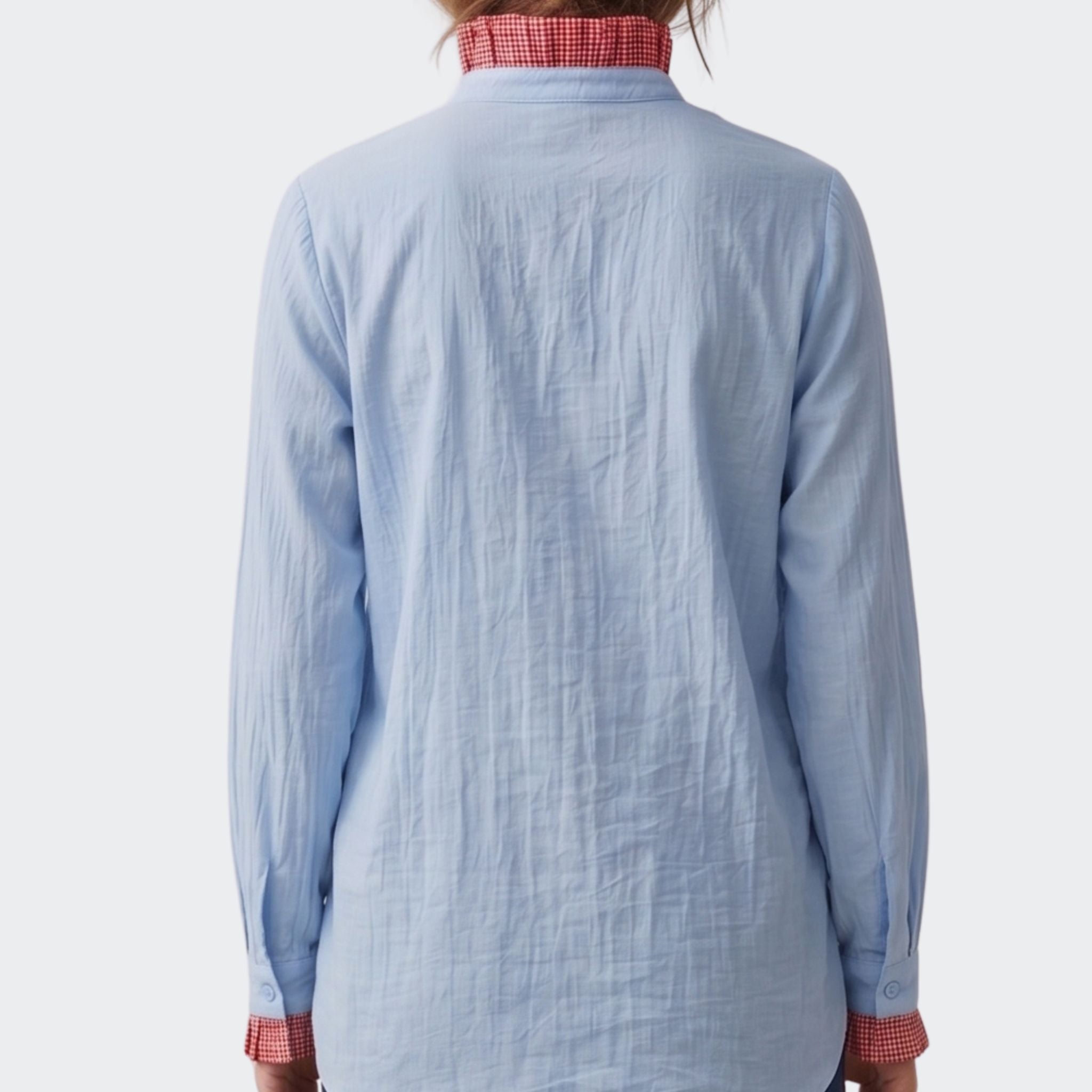 Camisa Azul Claro con Rojo