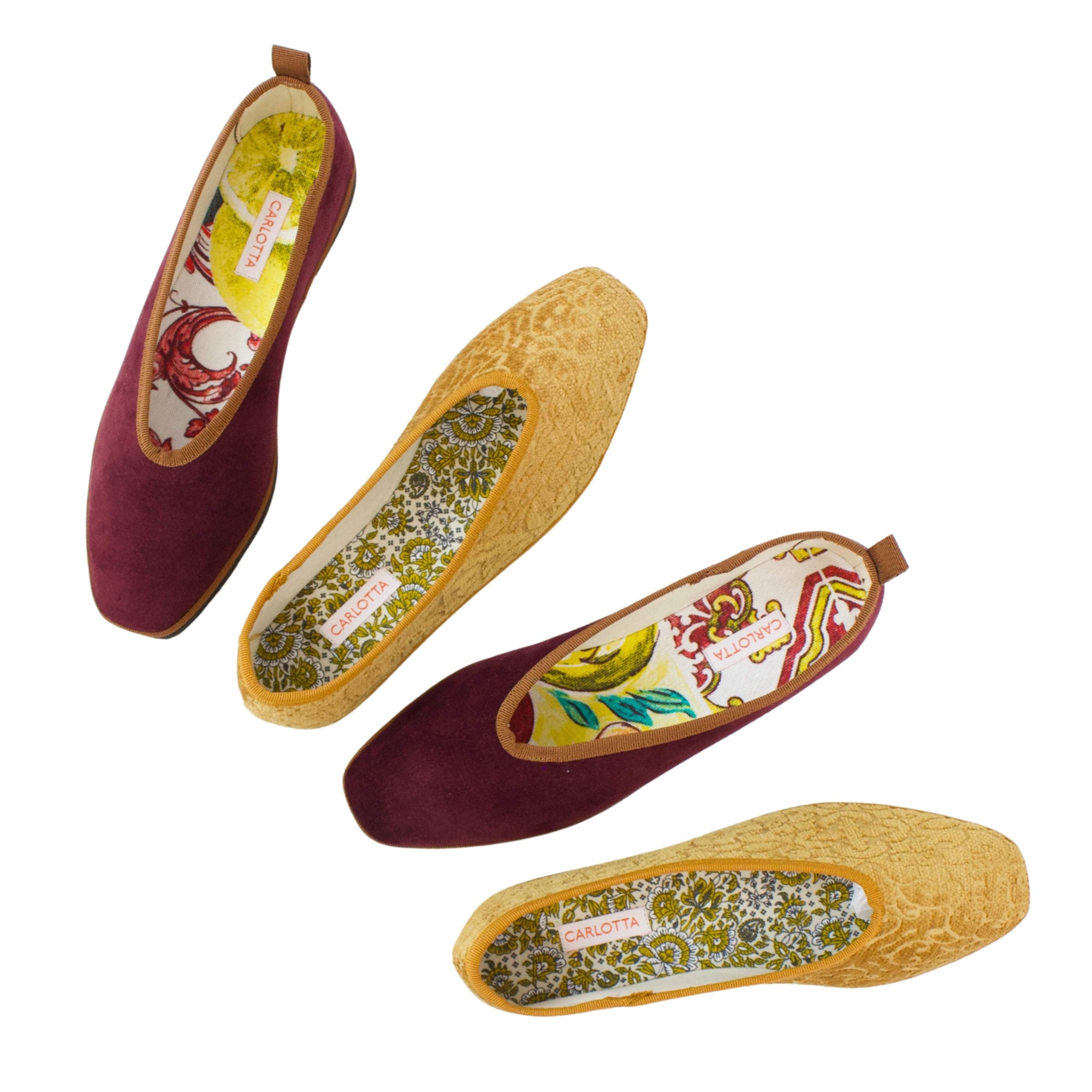 Vista posterior de flats de mujer Brocado Ocre.