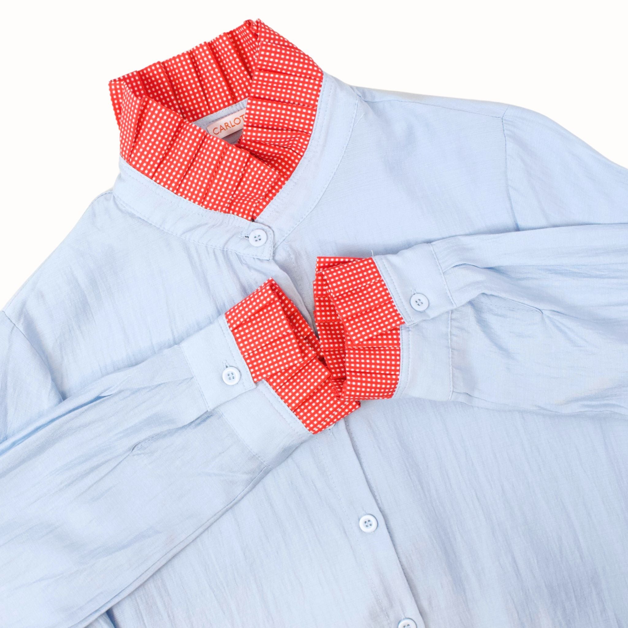 Detalle del cuello de la Camisa Azul Claro con Rojo.