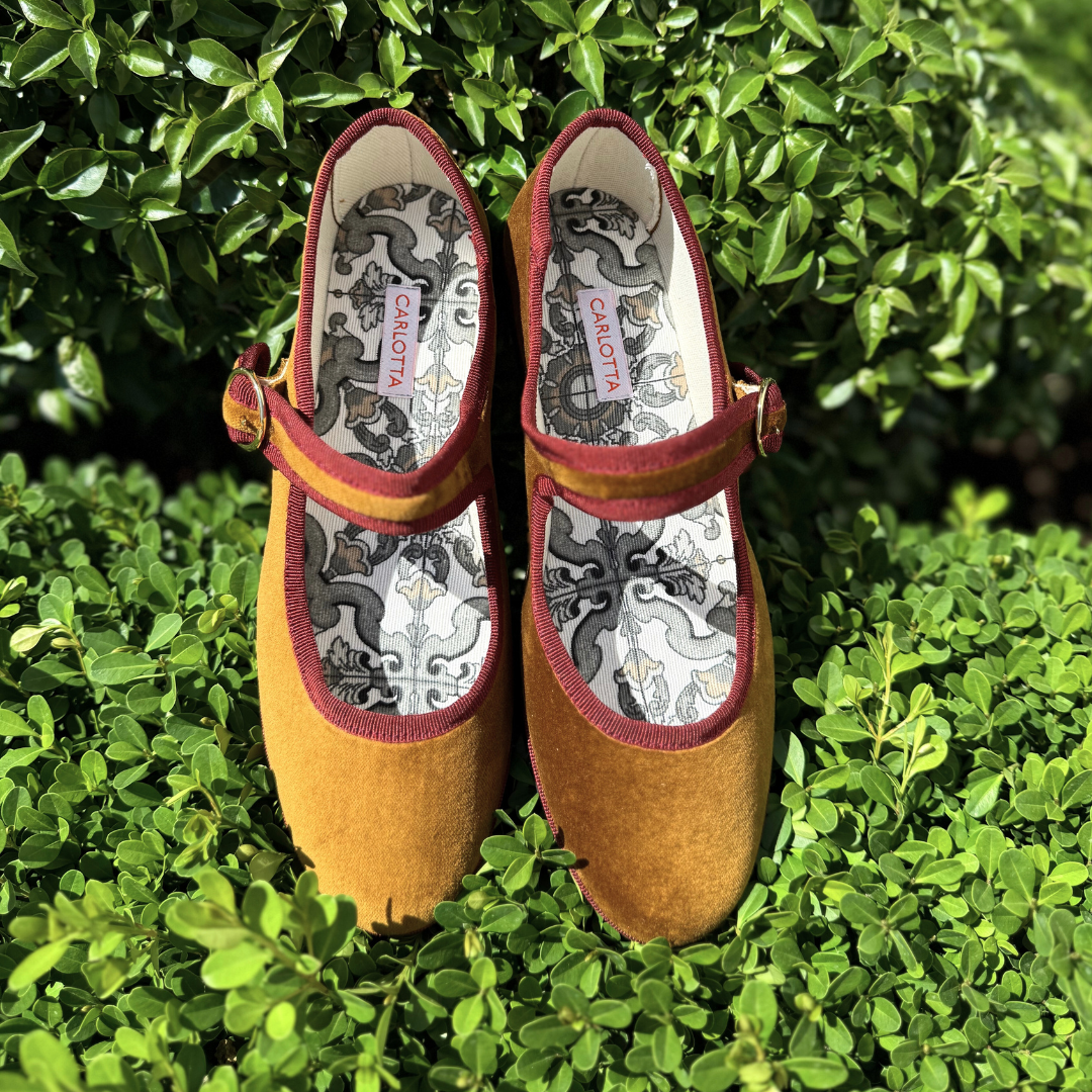 Zapatos Mary Jane Caramel de terciopelo italiano con hebilla metálica.