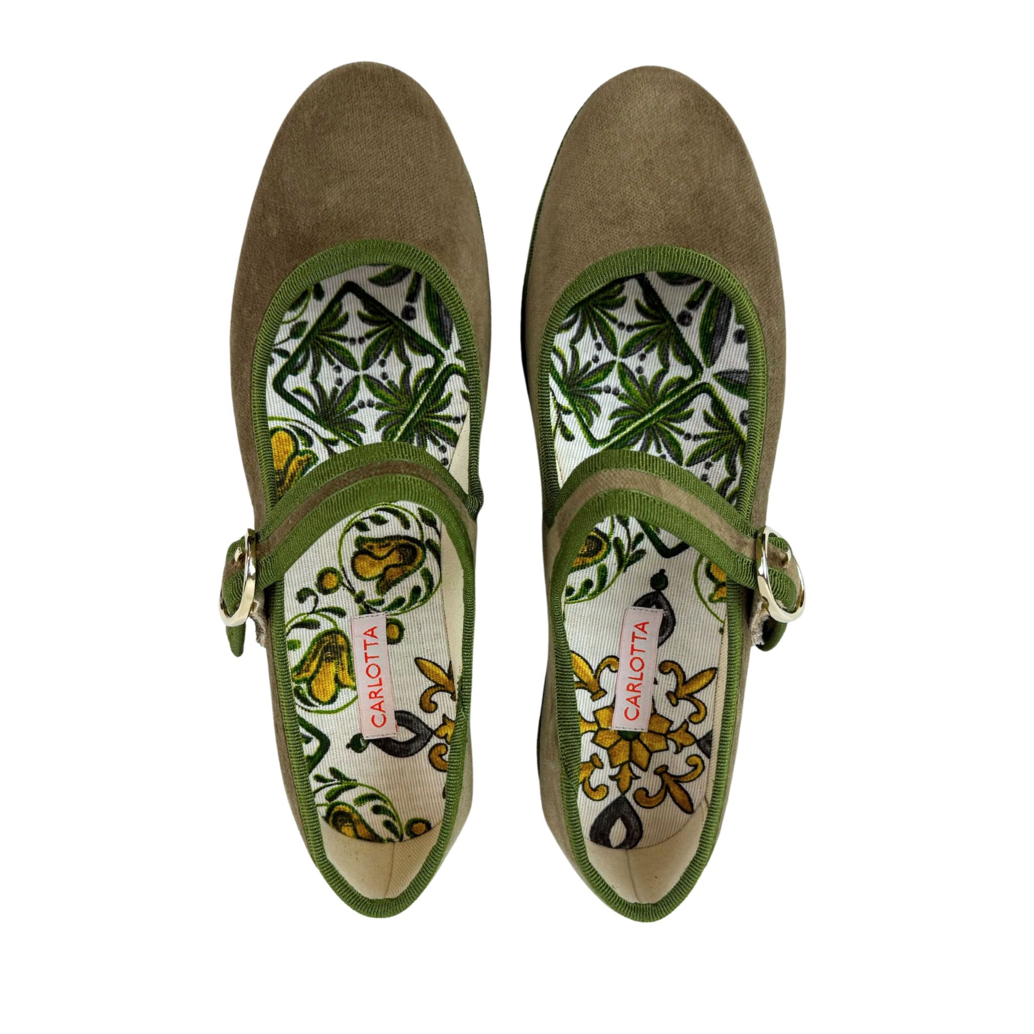 Zapatos Mary Jane Verde Toscano de terciopelo italiano con hebilla metálica.