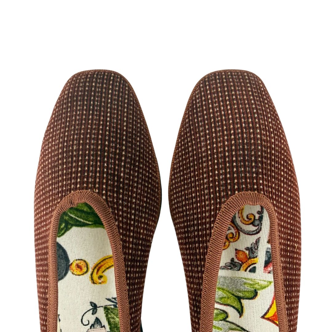 Vista posterior de flats de mujer Dots Terra.