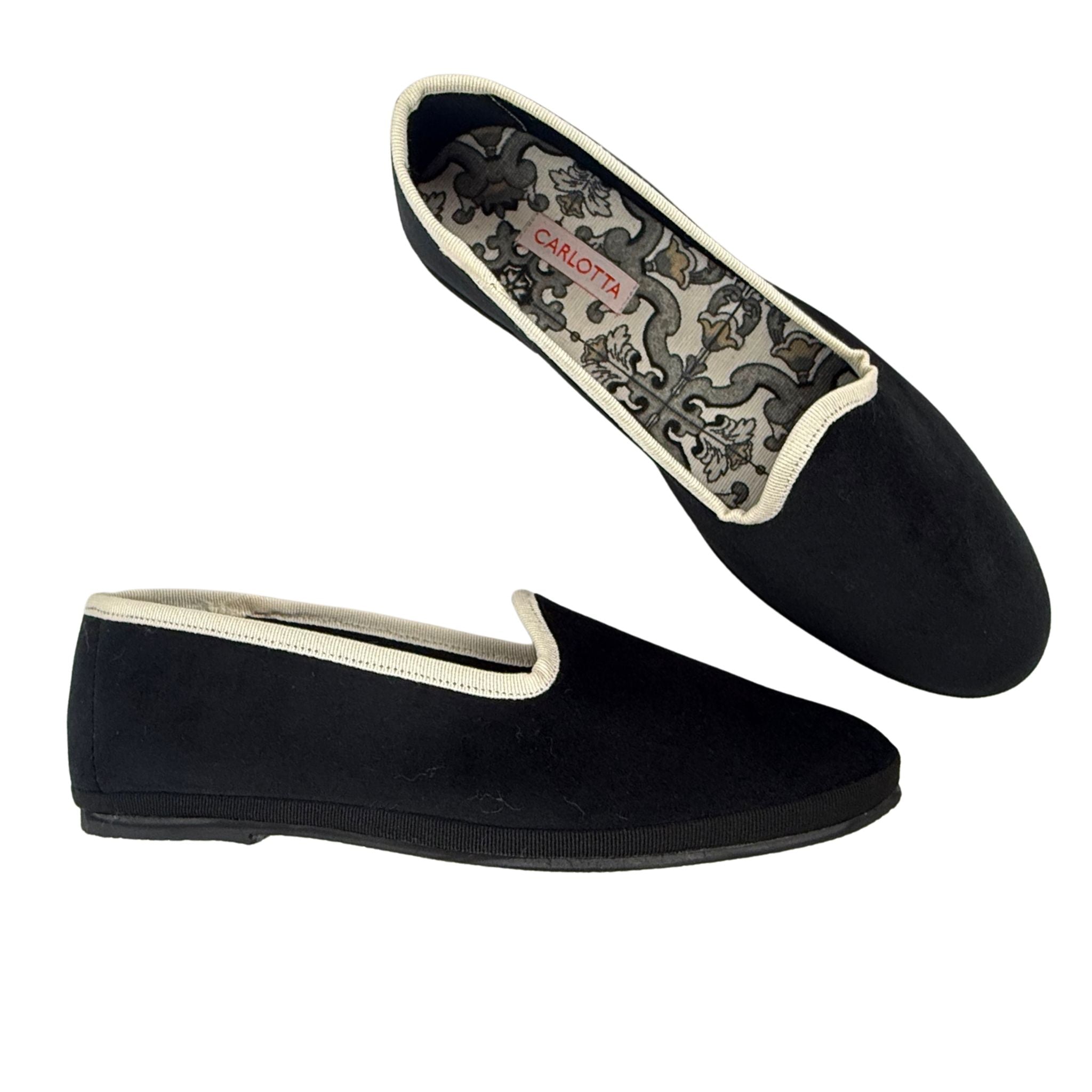 Detalle del terciopelo italiano color Negro Marfil en el Slipper Negro Marfil.