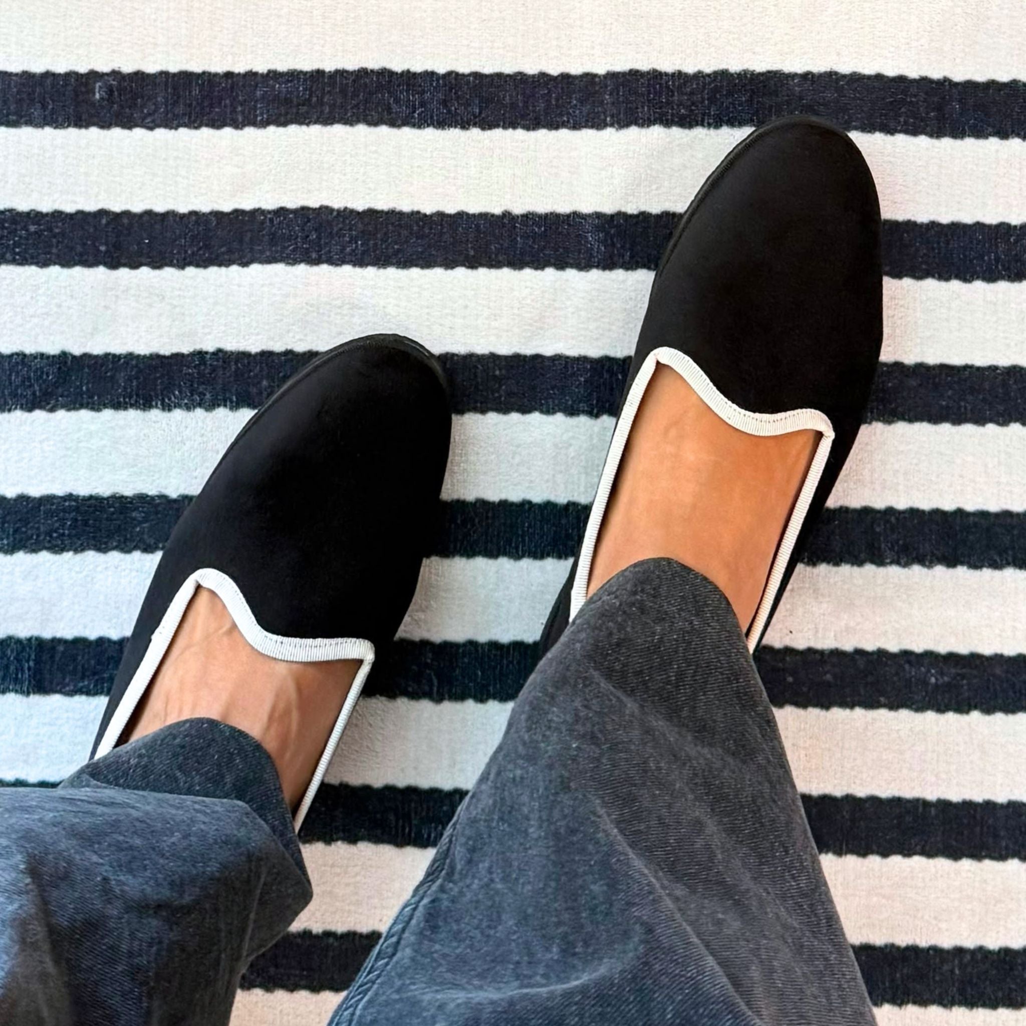 Vista lateral de slippers venecianos Negro Marfil.