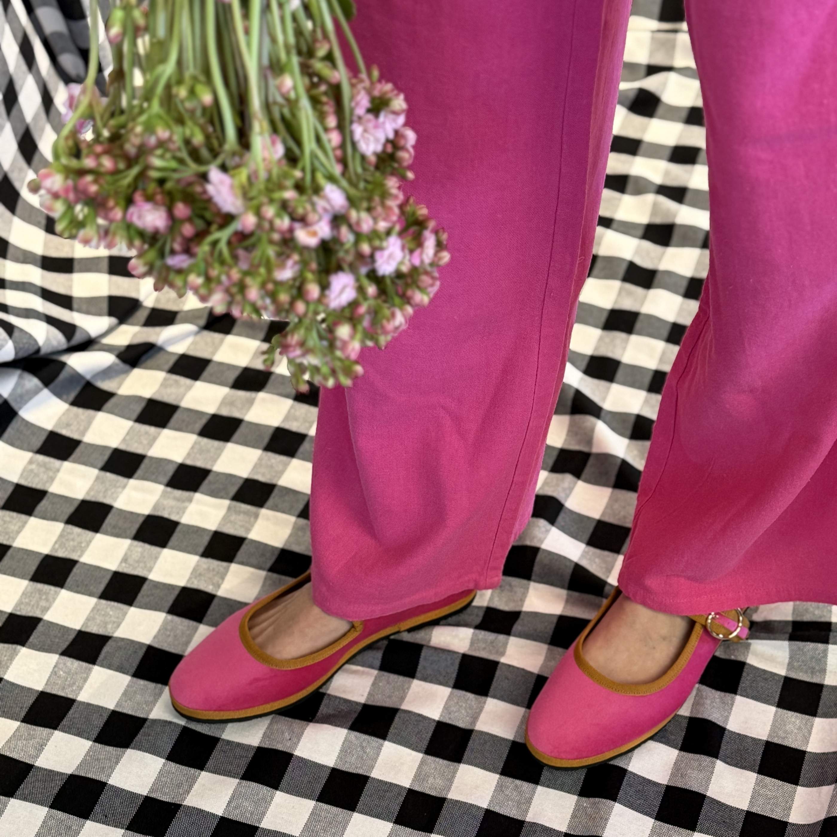 Vista lateral de zapatos Mary Jane Pitaya.