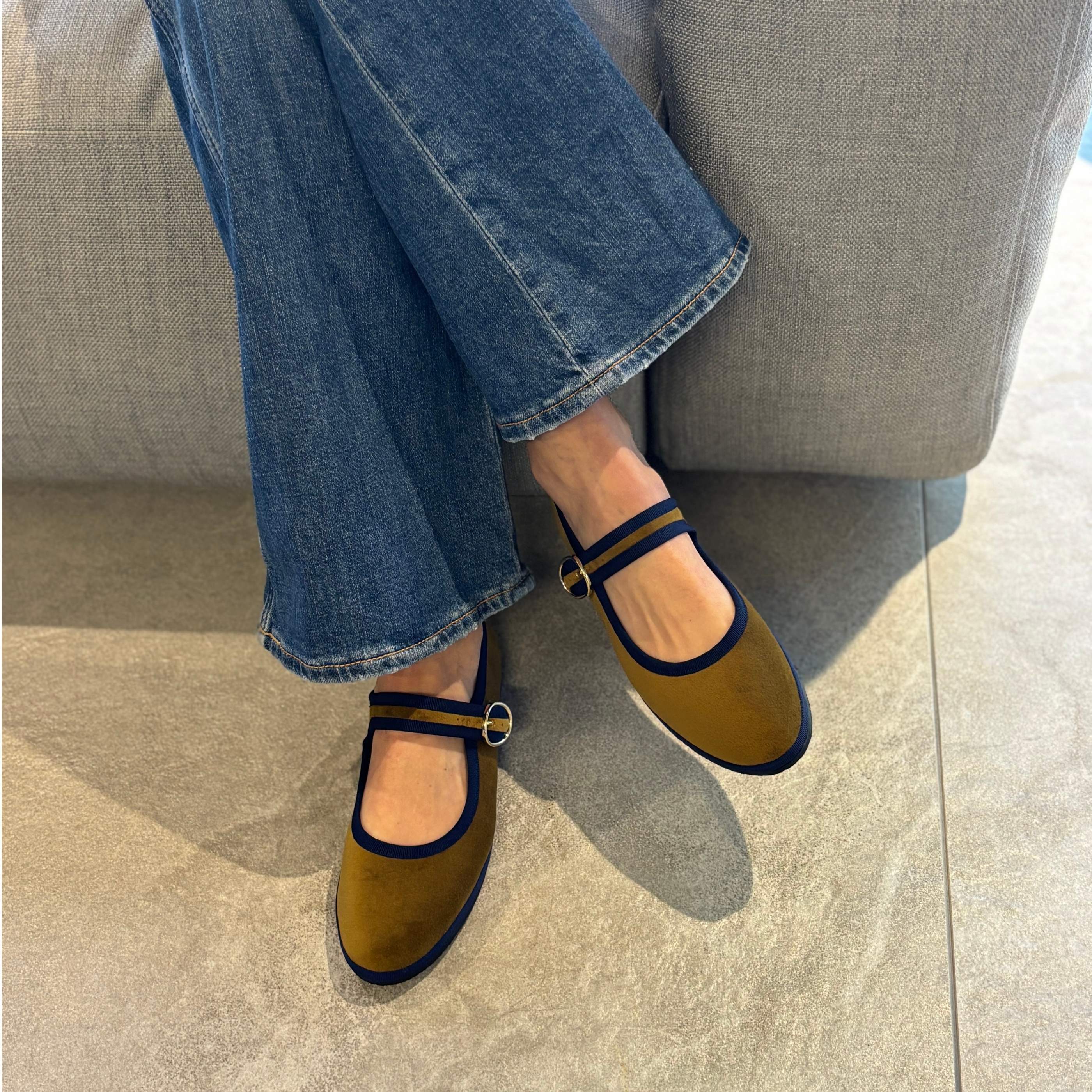Vista lateral de zapatos Mary Jane Bronce Marino.