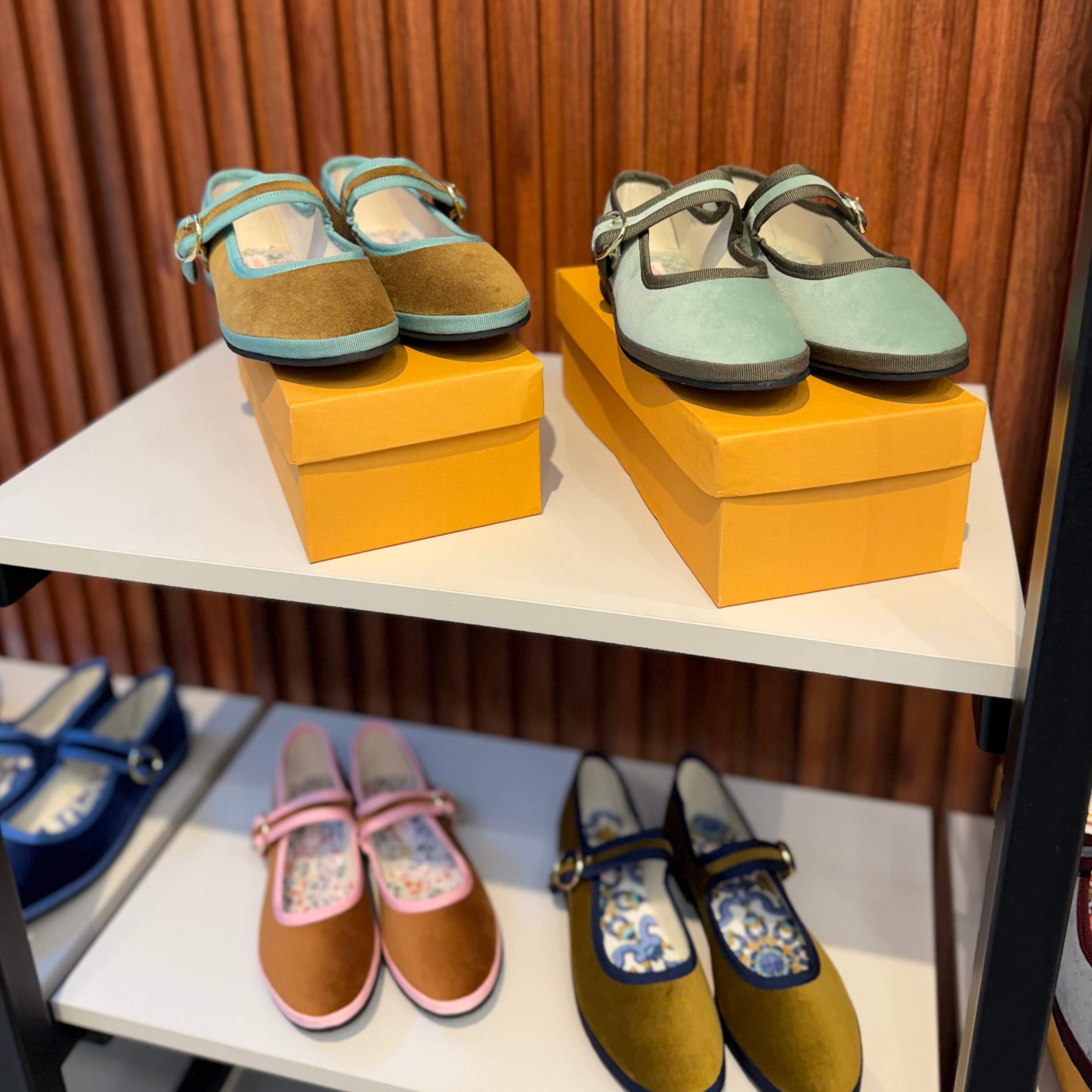 Mujer usando zapatos Mary Jane Bronce Marino.