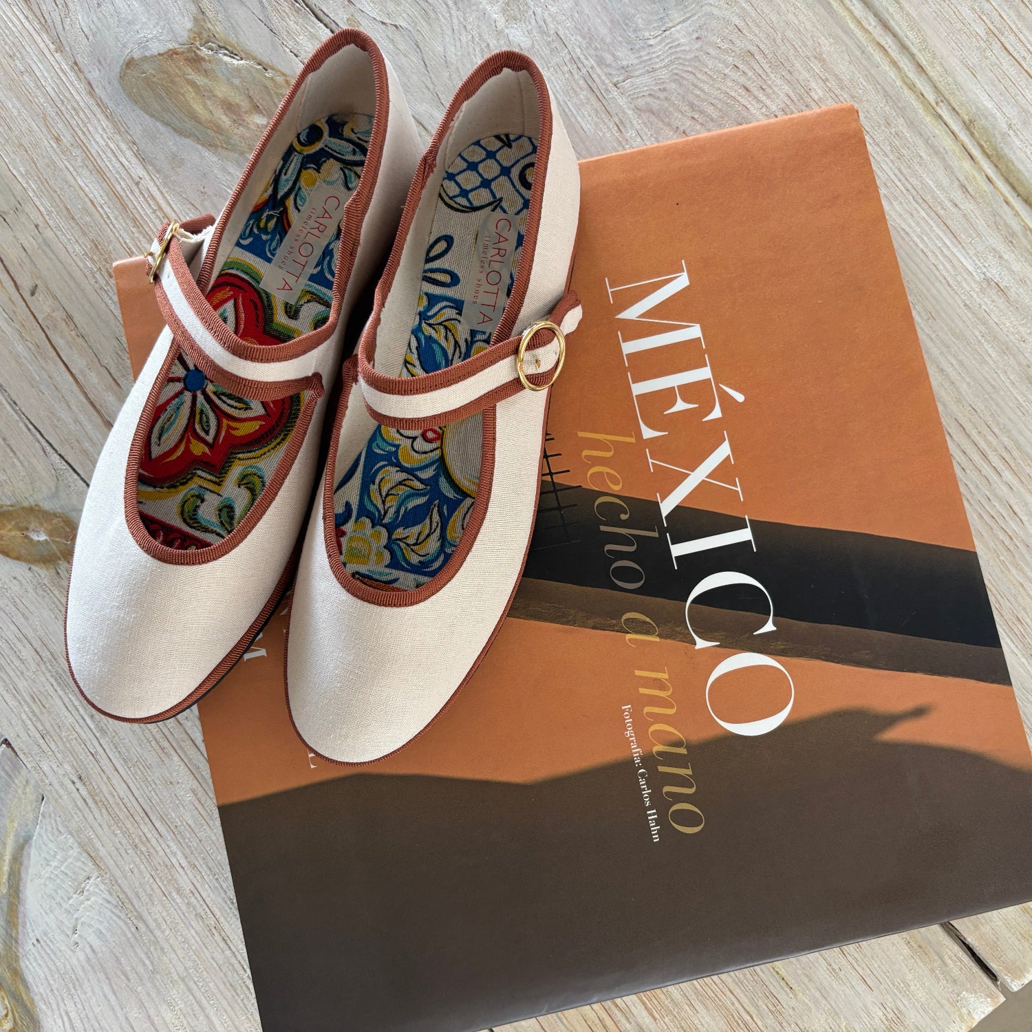 Vista posterior de zapatos Mary Jane Lino Natural con Maple.