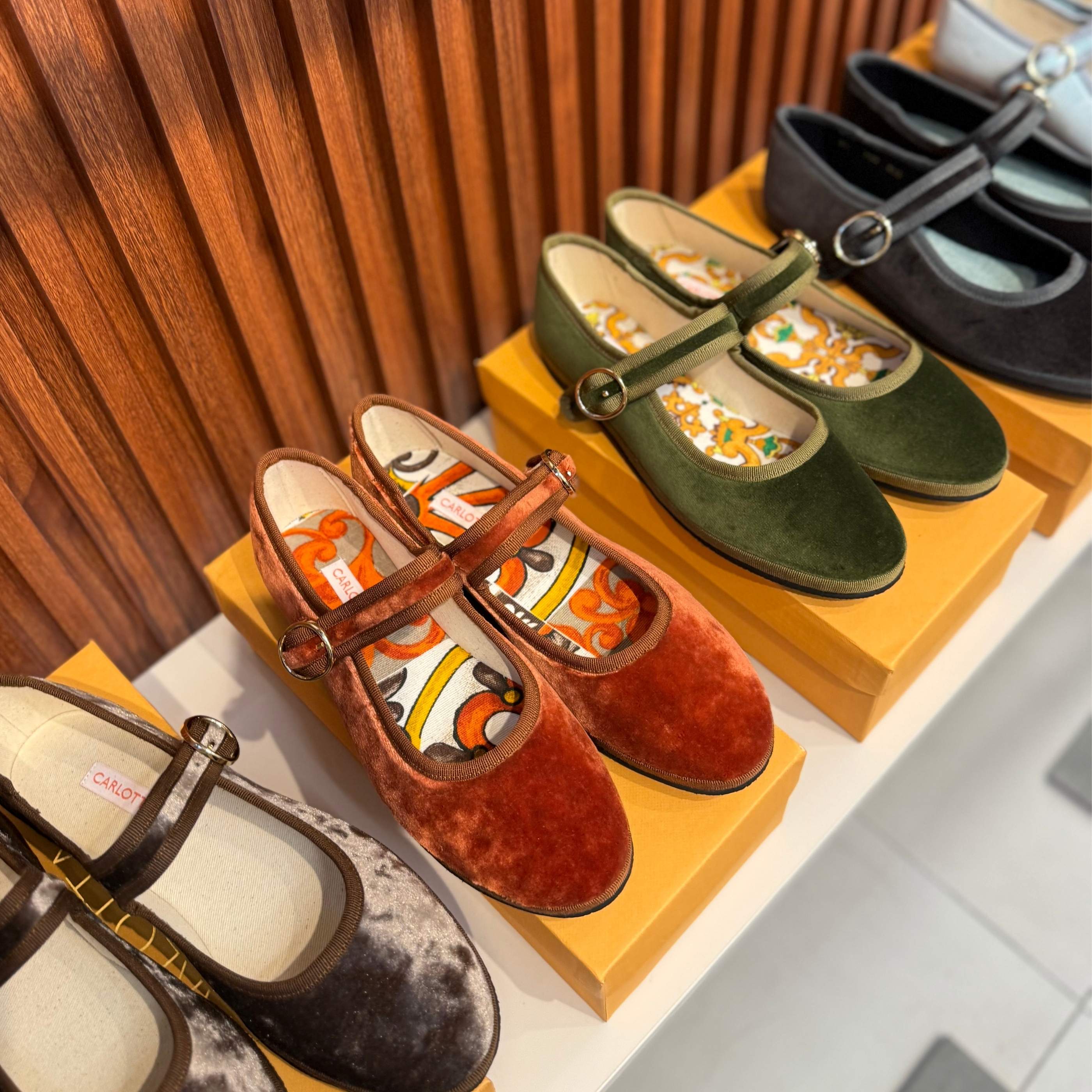 Mujer usando zapatos Mary Jane Hot Cinnamon.