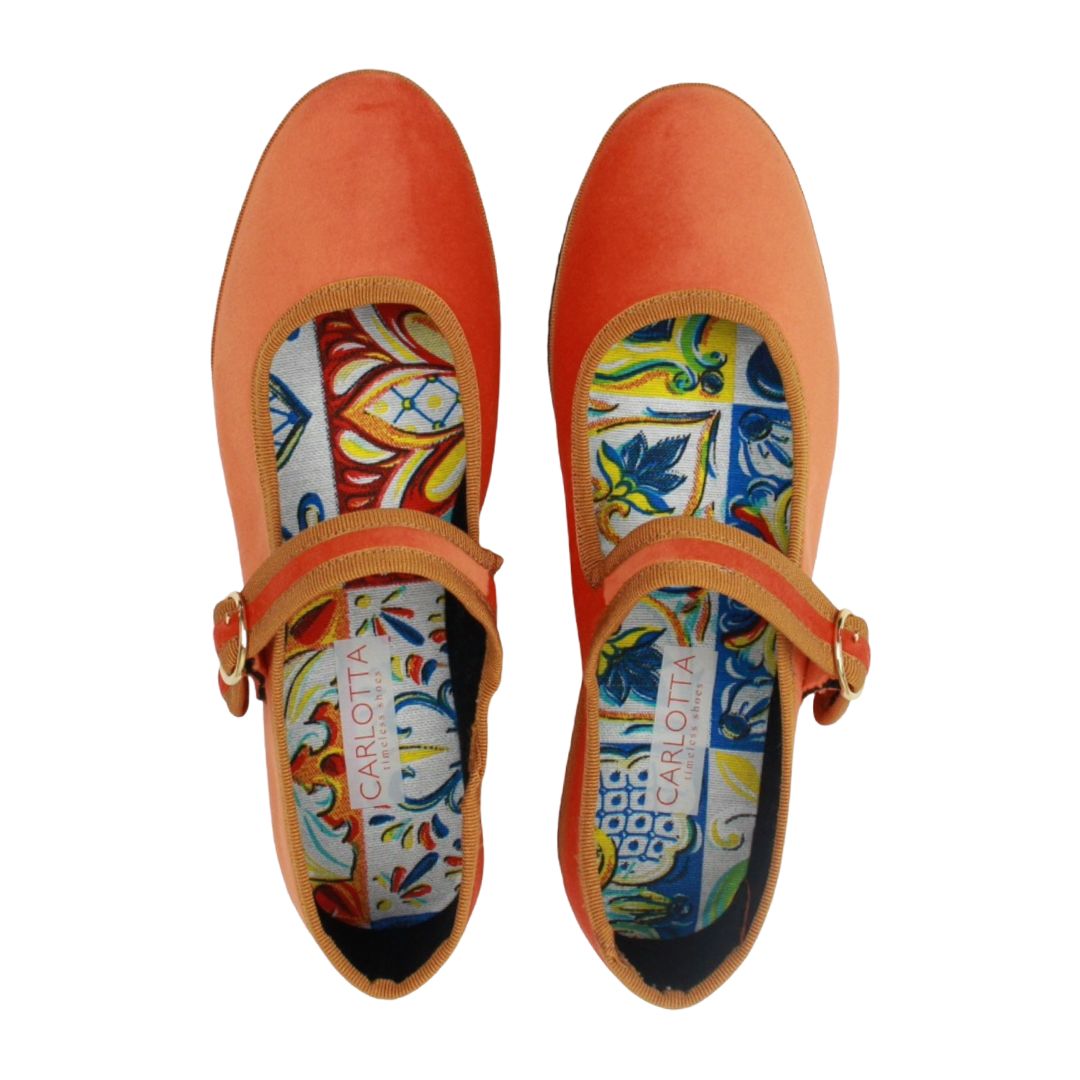 Mujer usando zapatos Mary Jane Mandarina.