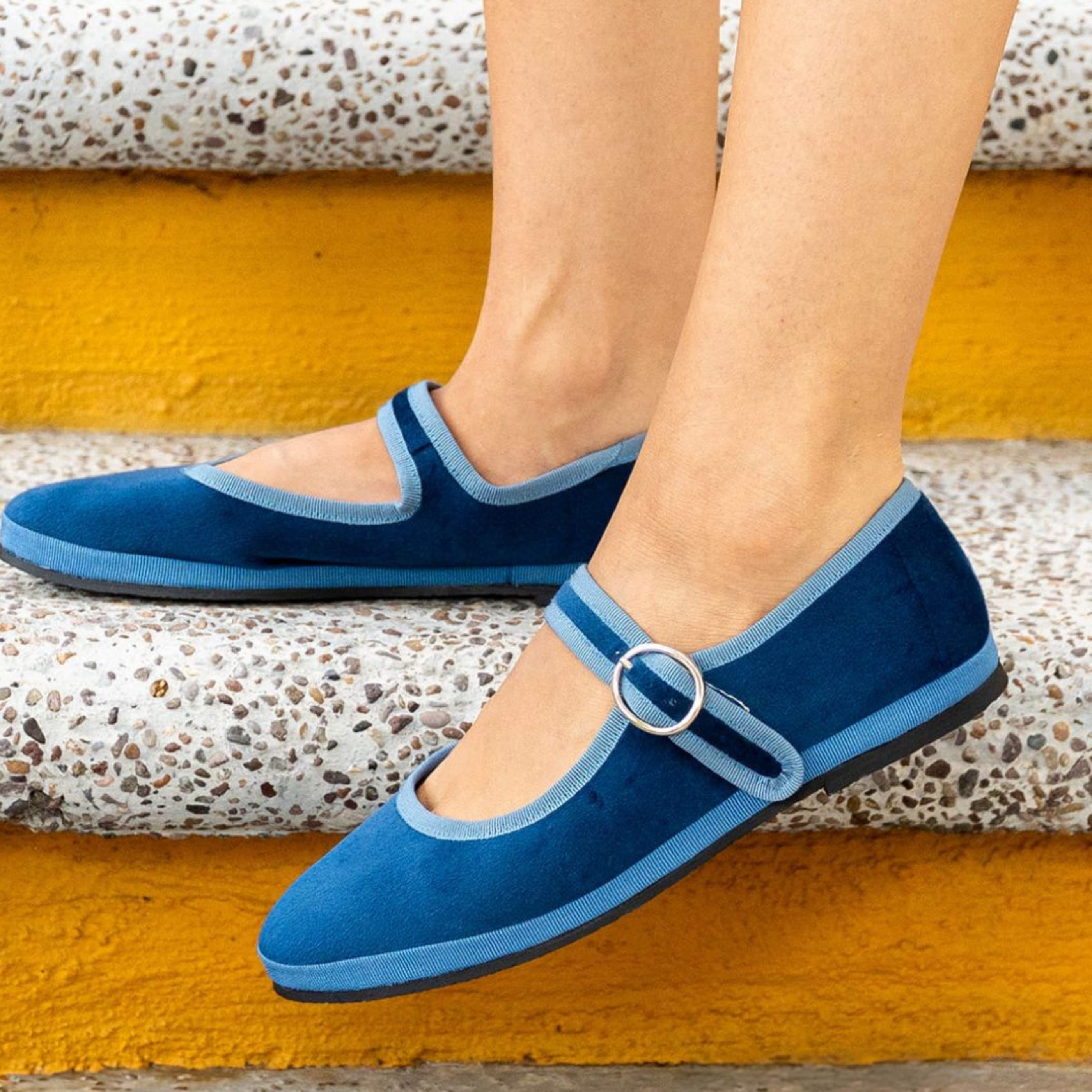 Vista lateral de zapatos Mary Jane Azul Océano.