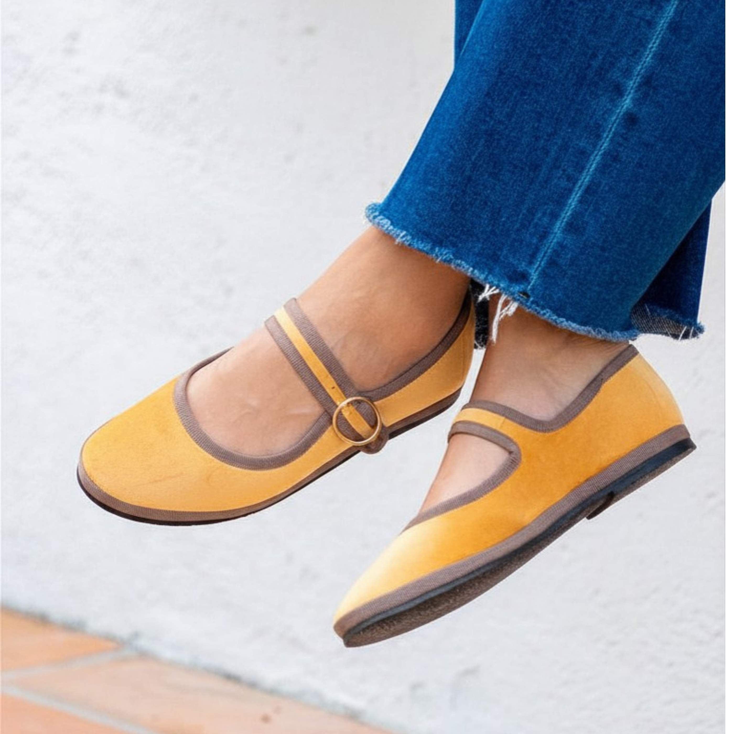 Vista lateral de zapatos Mary Jane Ocre.