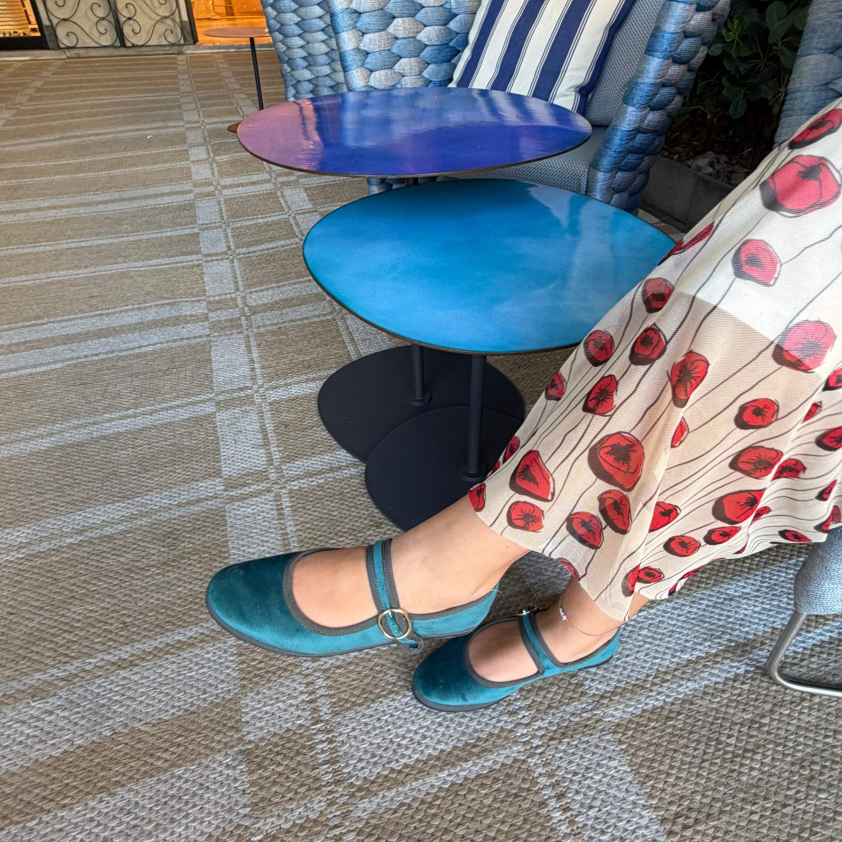 Mujer usando zapatos Mary Jane Petróleo.