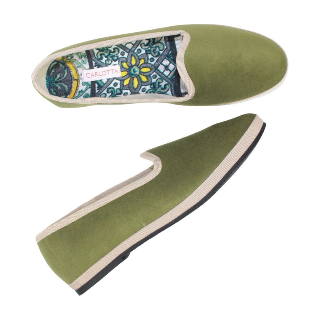Vista posterior de slippers venecianos Verde Olivo.