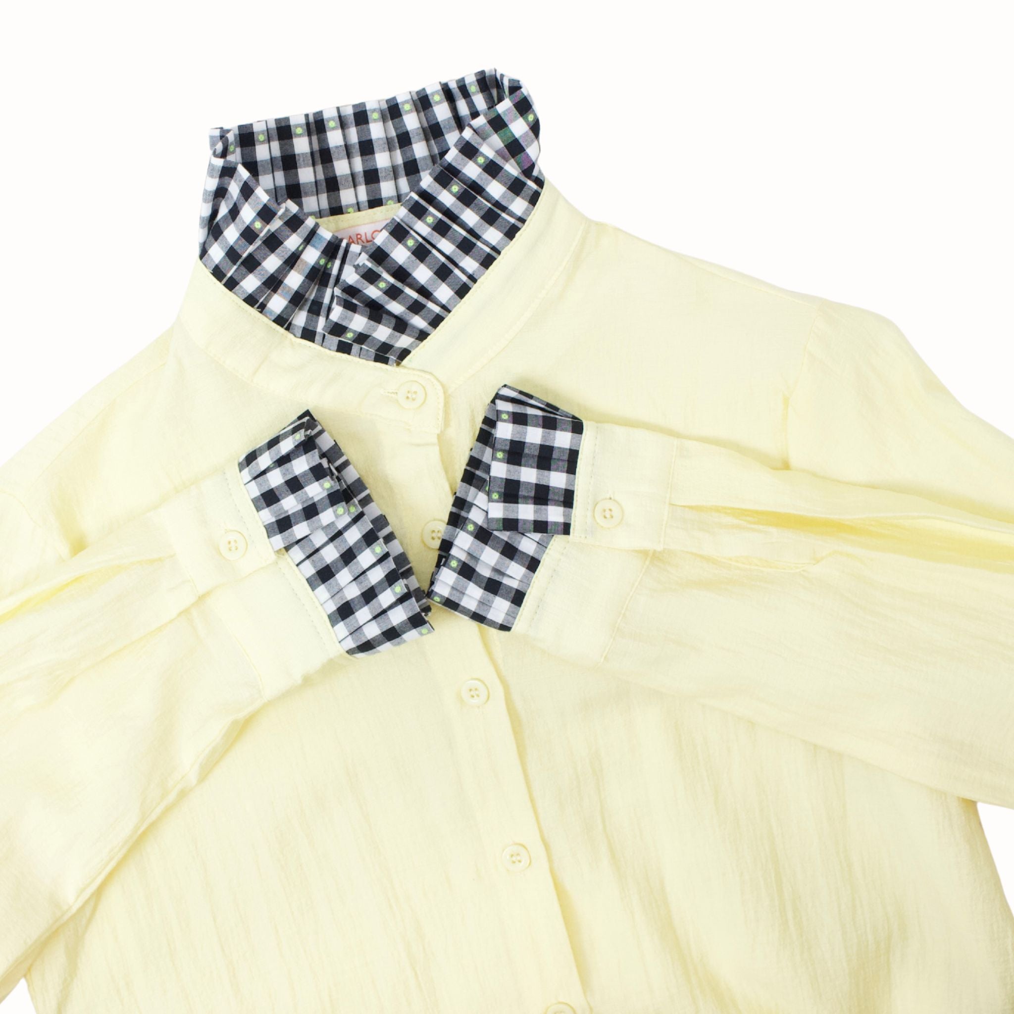 Vista frontal de la Camisa Amarilla con Vichy Negro.