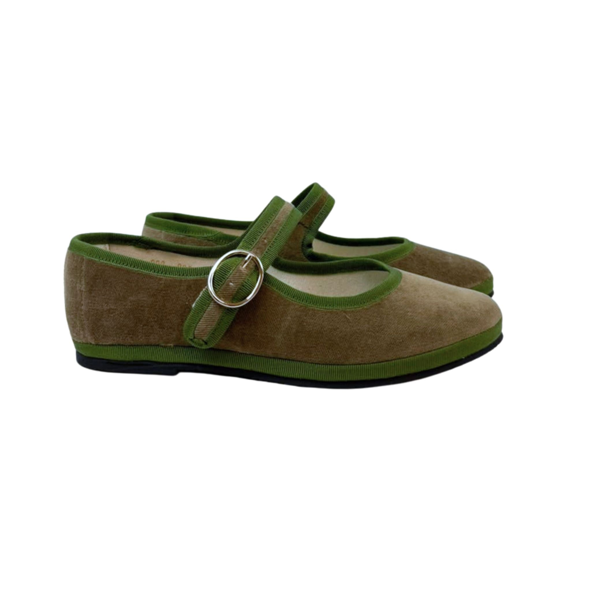 Detalle del terciopelo italiano color chocolate en la Mary Jane Verde Toscano.