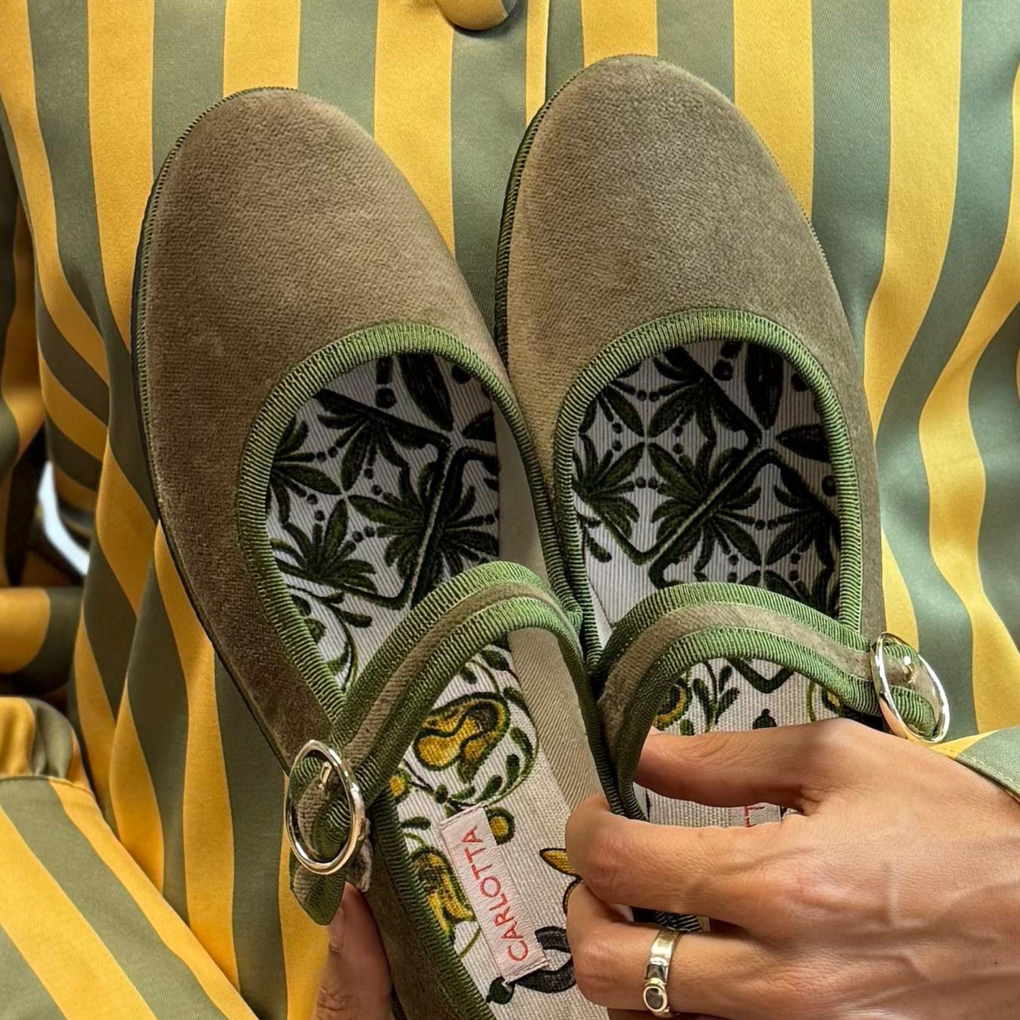Vista lateral de zapatos Mary Jane Verde Toscano.