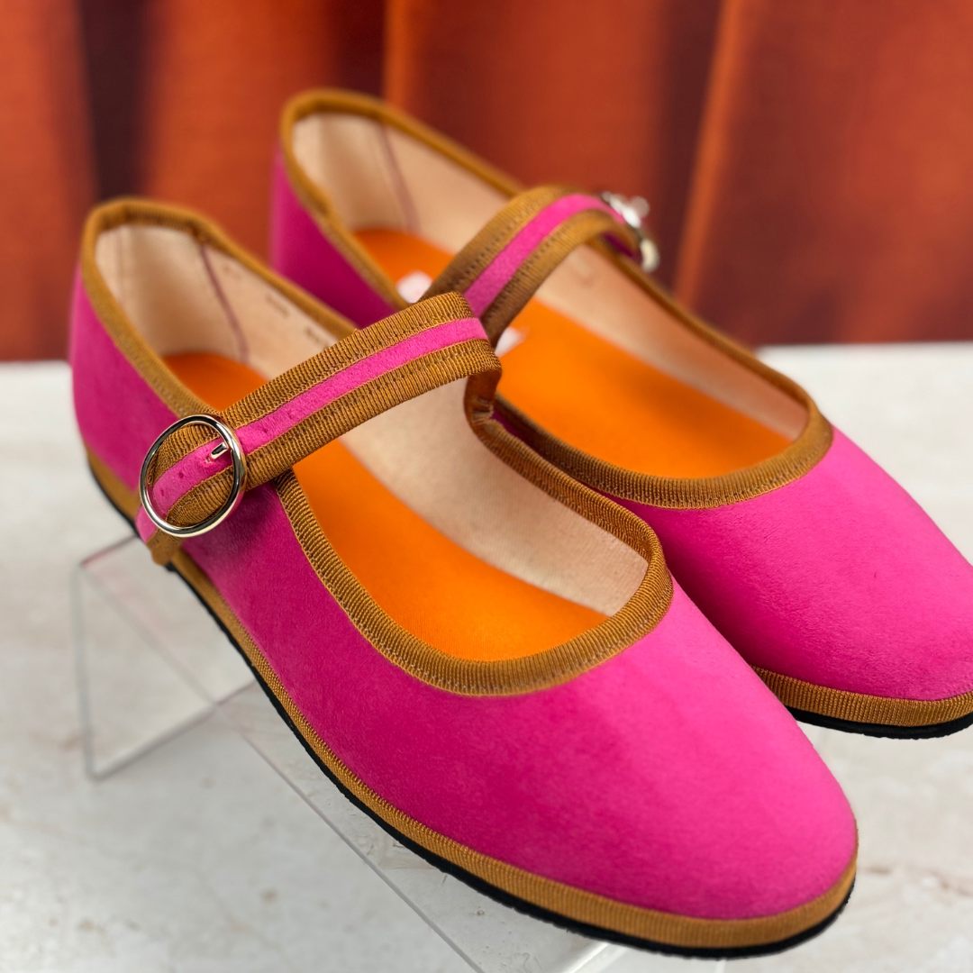 Mujer usando zapatos Mary Jane Pitaya.