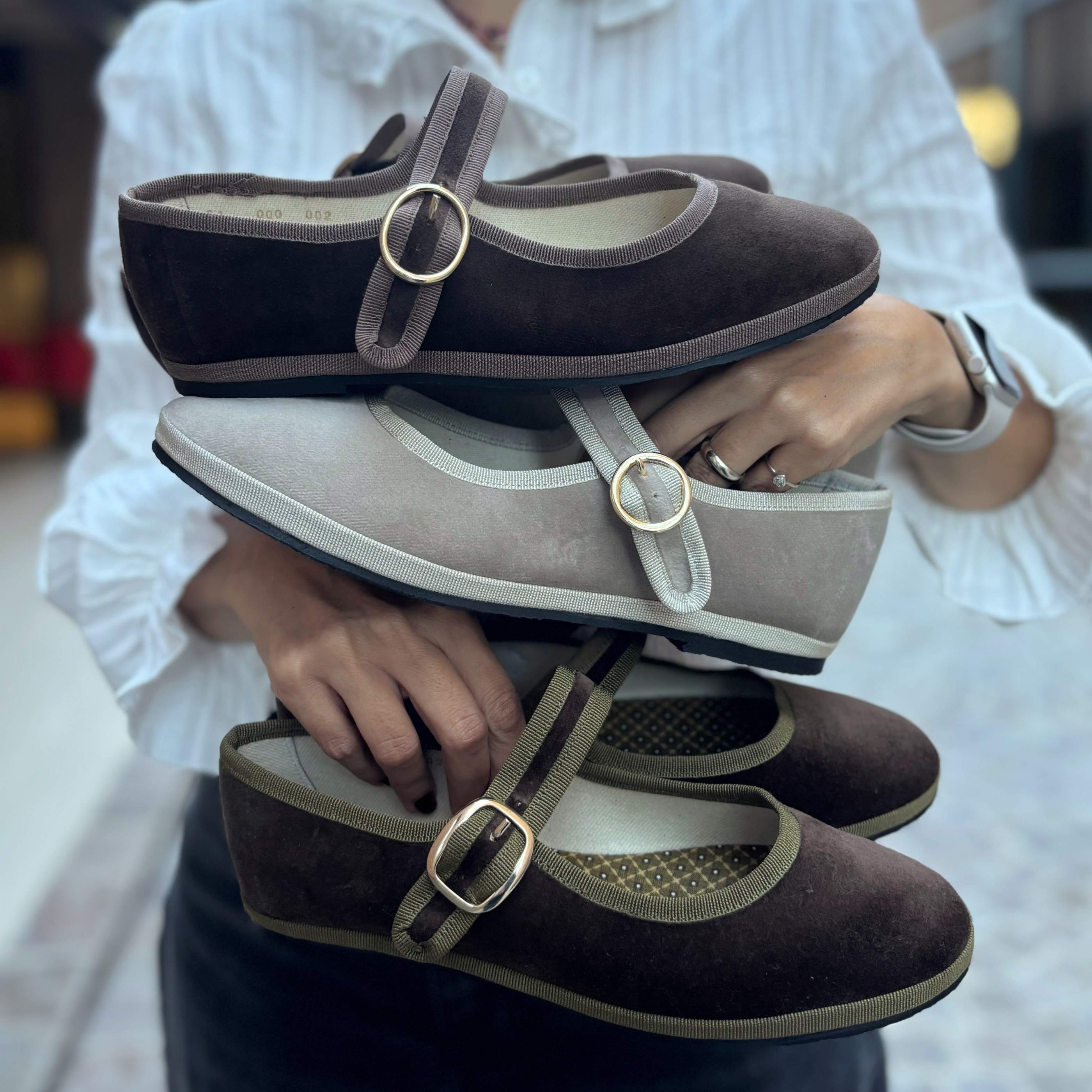 Vista lateral de zapatos Mary Jane Espresso.