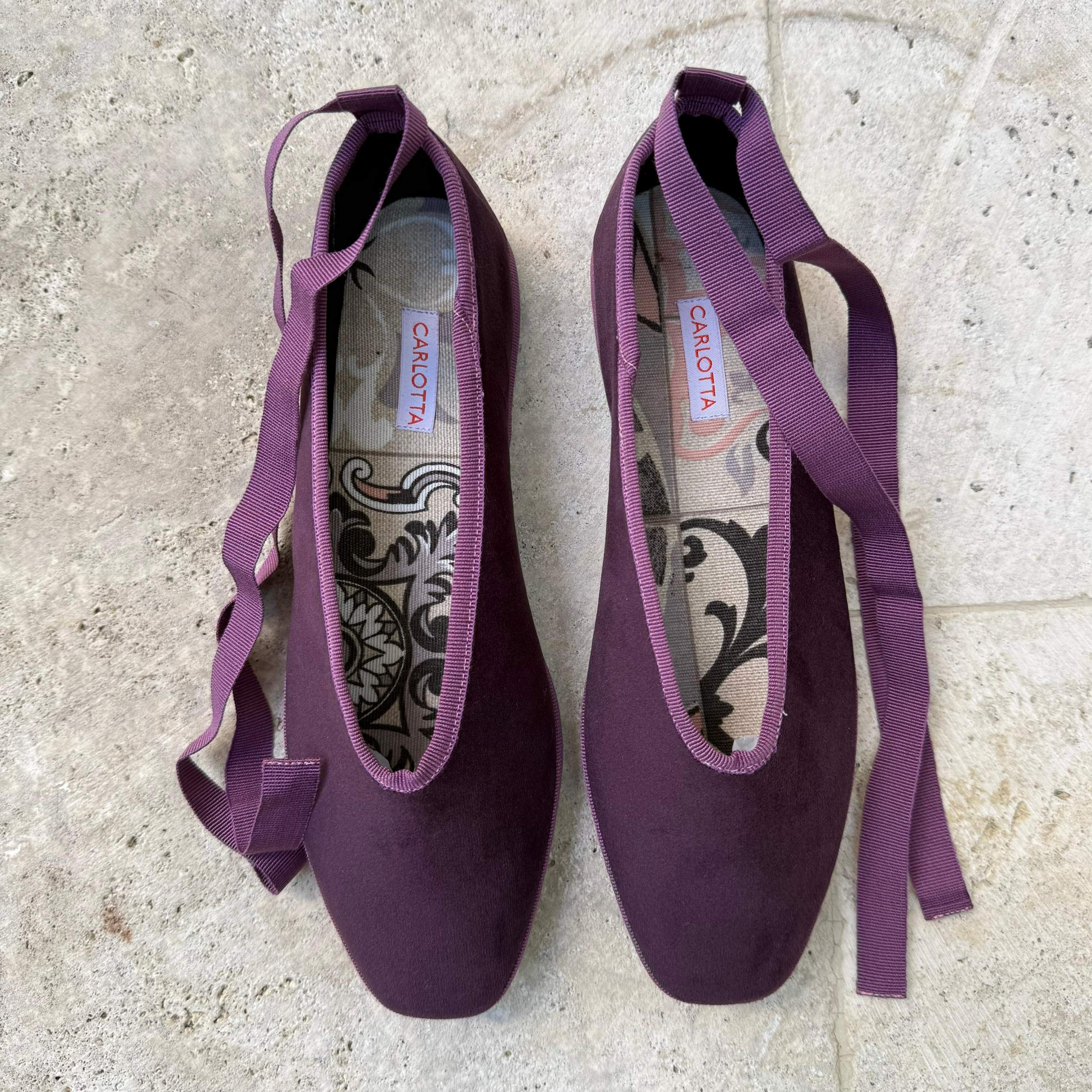 Mujer usando flats de mujer Mosto.