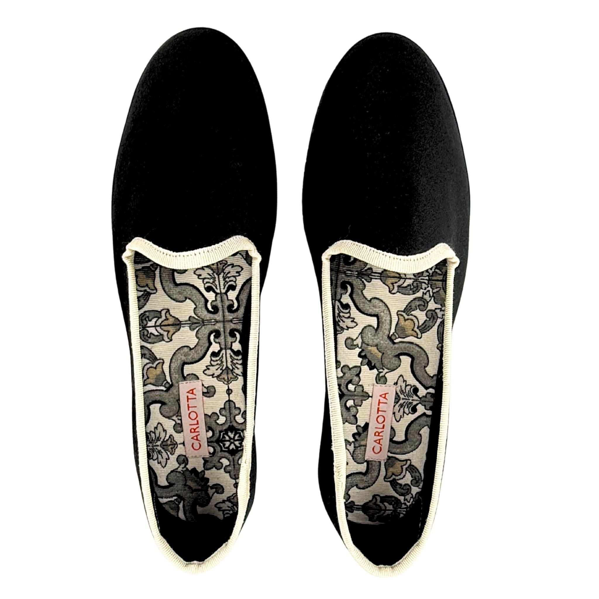 Slippers venecianos Negro Marfil de terciopelo italiano hechas a mano en México.