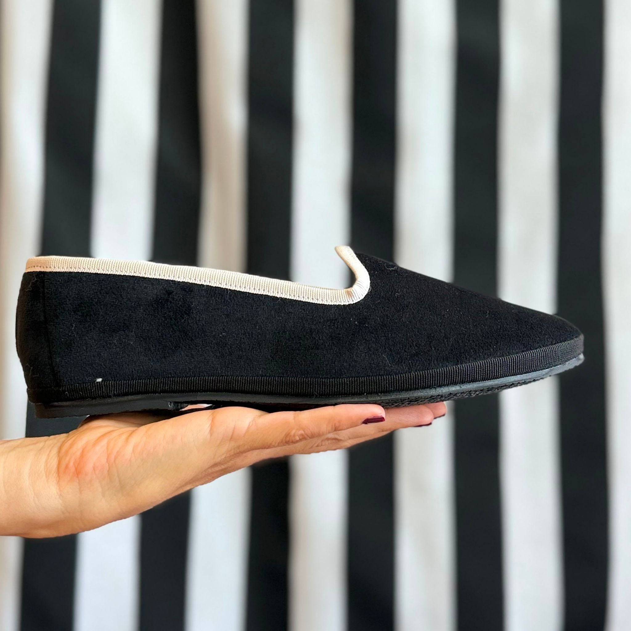 Detalle de la hebilla metálica del Slipper Negro Marfil.