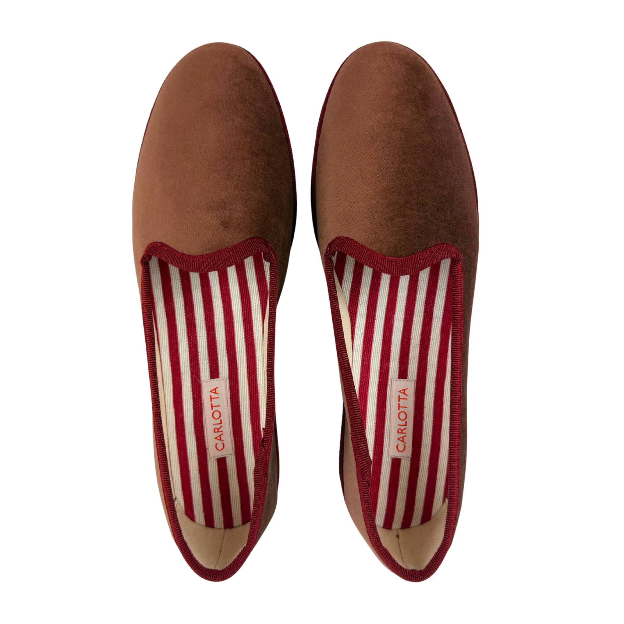 Slippers venecianos Marrón Vino de terciopelo italiano hechas a mano en México.