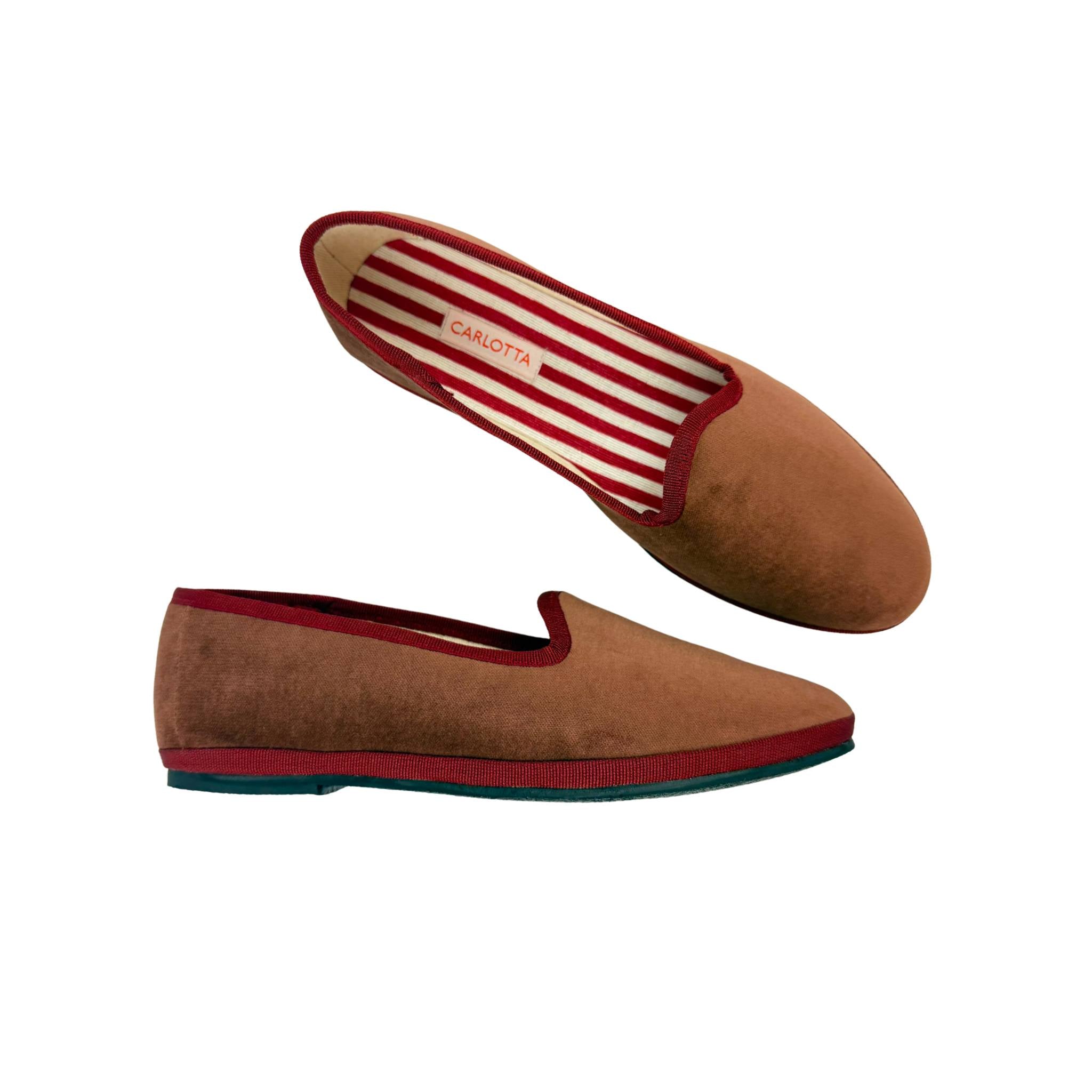 Vista posterior de slippers venecianos Marrón Vino.