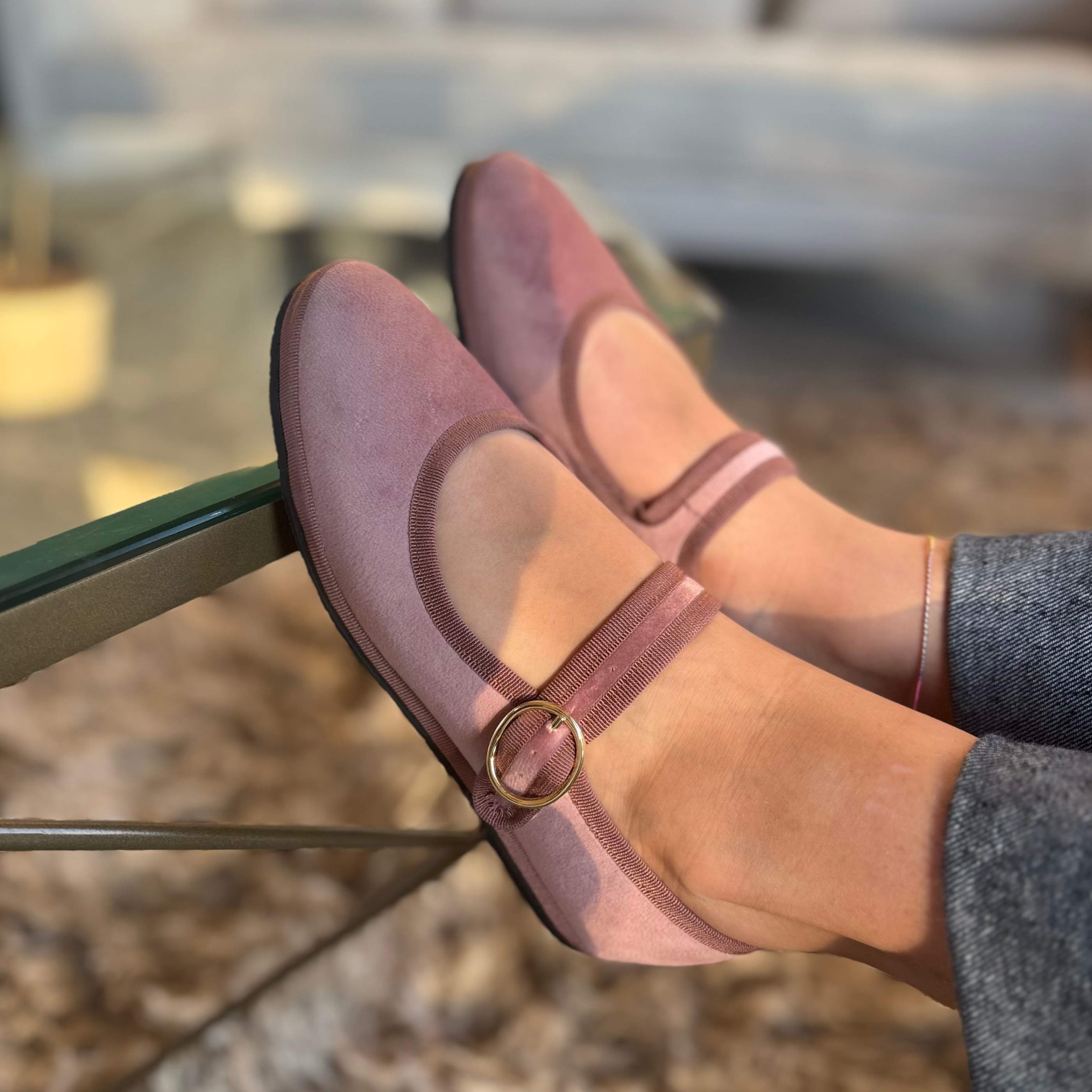 Vista lateral de zapatos Mary Jane Old Rose.