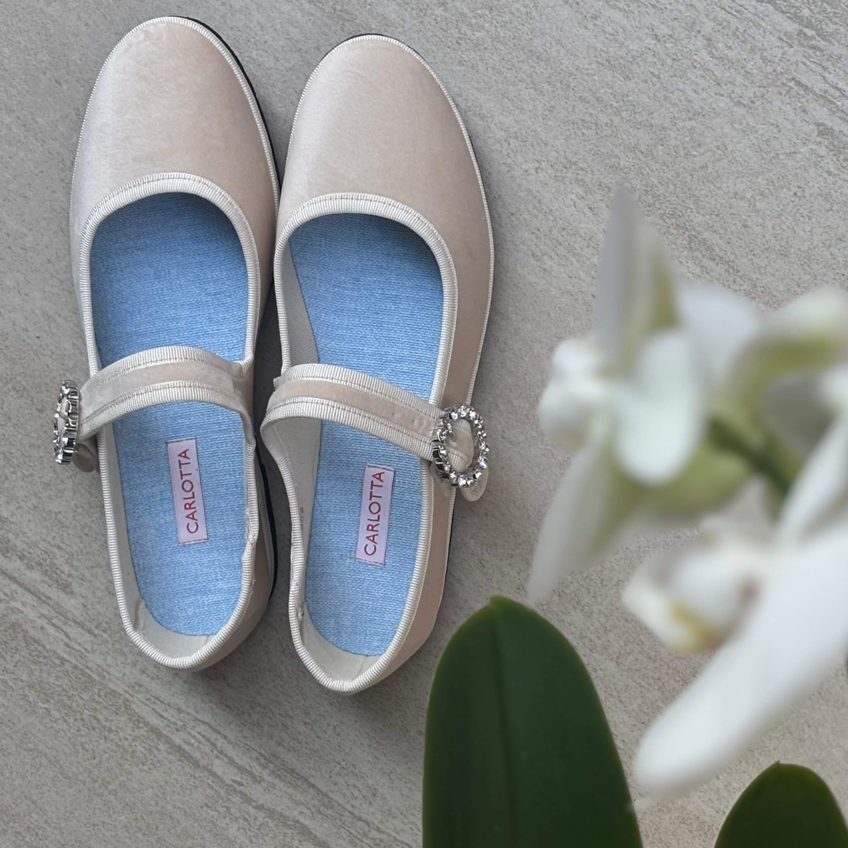 Vista lateral de zapatos Mary Jane Bride.