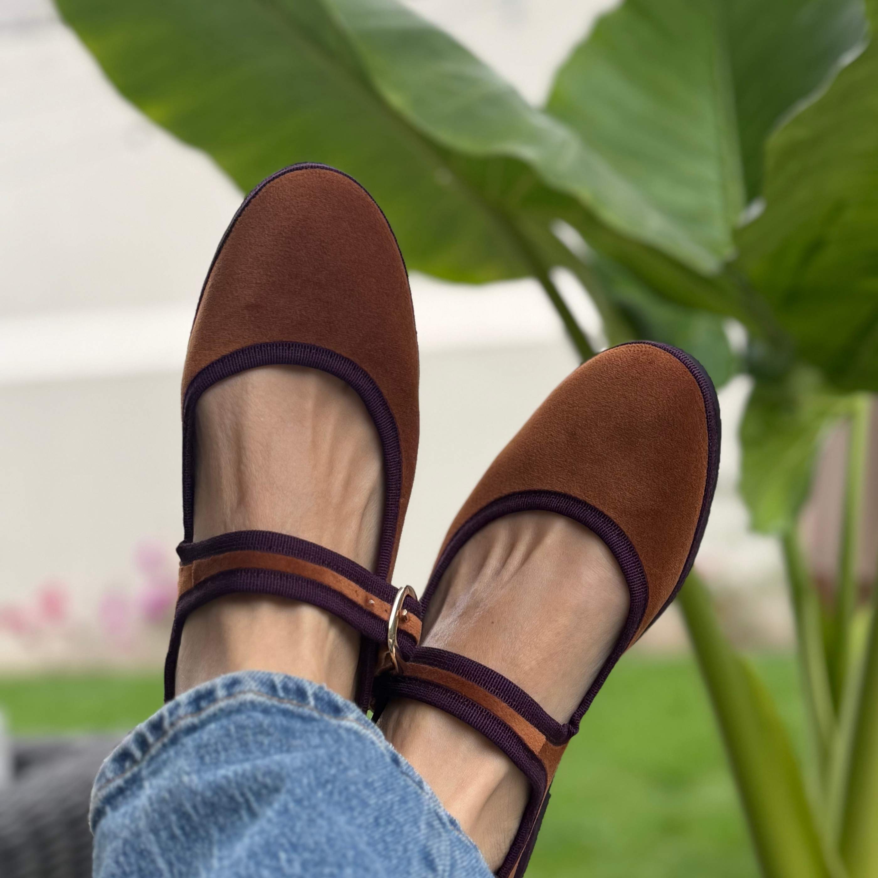 Vista lateral de zapatos Mary Jane Rust Morado.