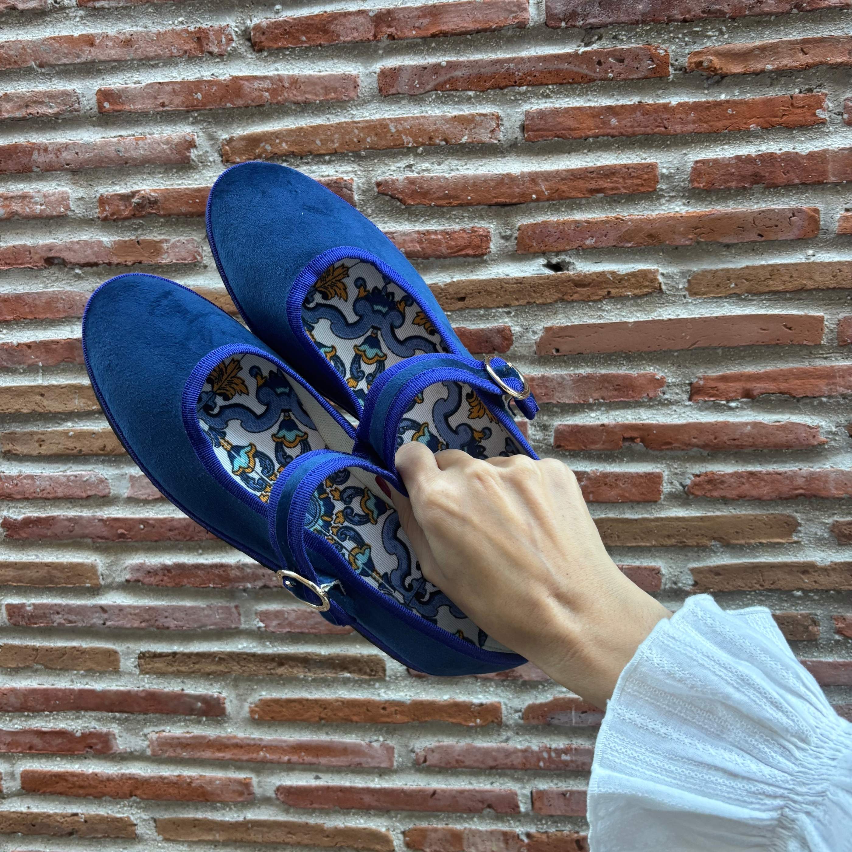 Vista lateral de zapatos Mary Jane Azul Francia.