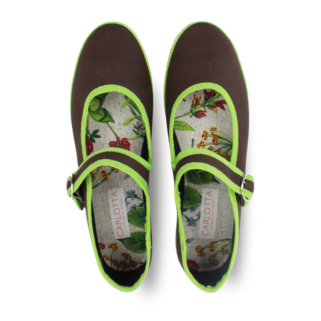 Vista posterior de zapatos Mary Jane Chocomenta.