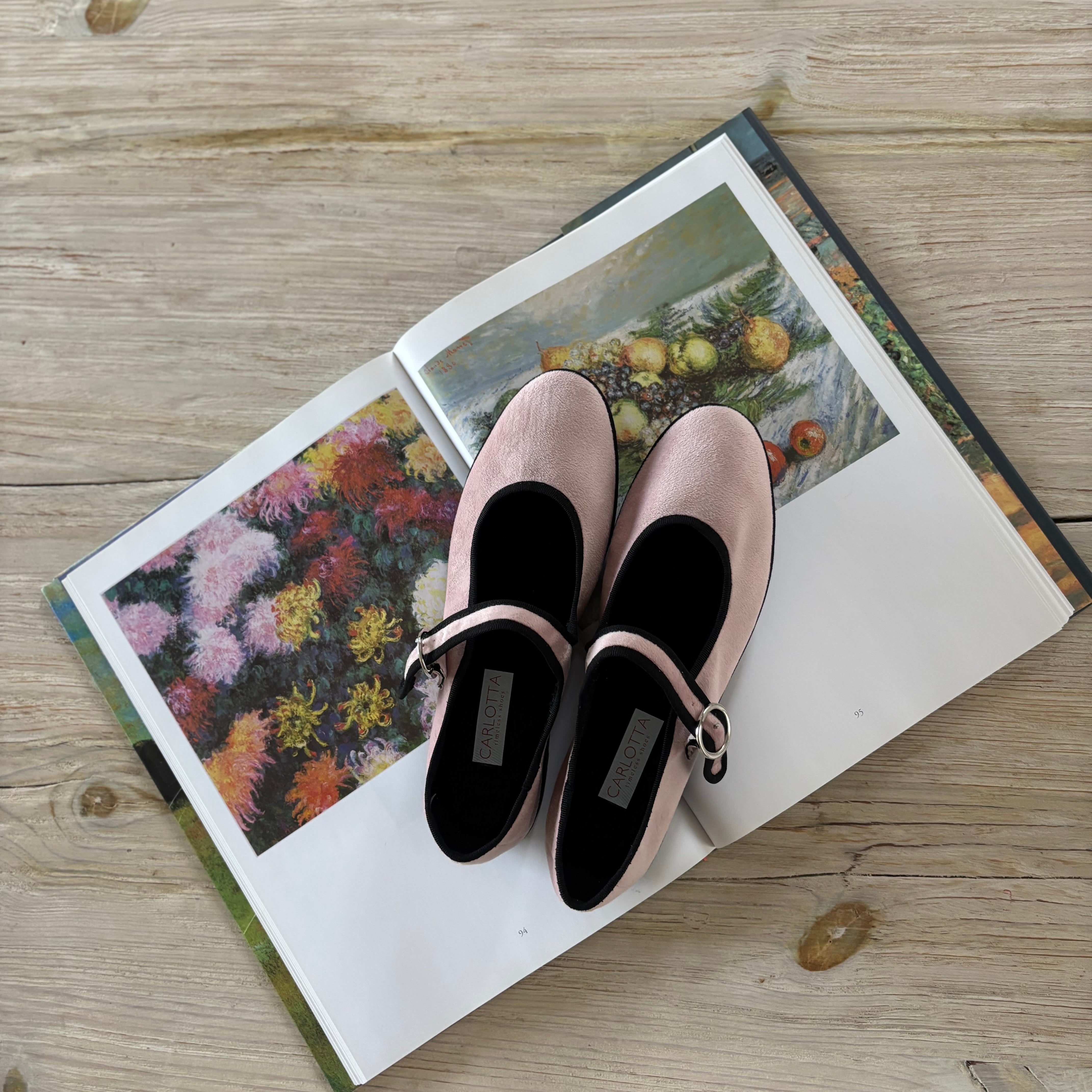 Vista posterior de zapatos Mary Jane Pale Pink.